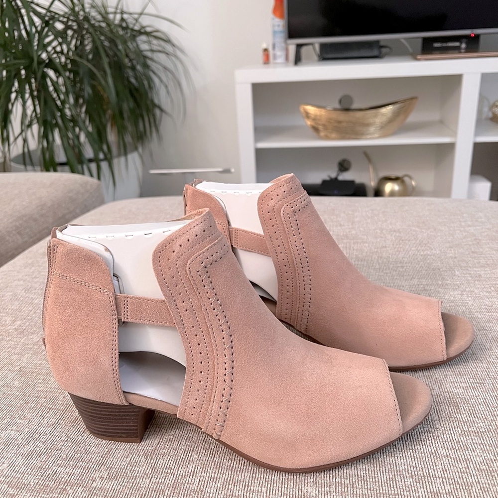 Clarks Valarie Trail Women’s Shoe-tie- Size 11W in Sand Sable (NEW IN BOX)